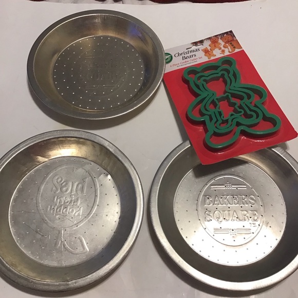 Set of 3 Bakers Square Pie Pans plus 1 set of Christmas Bear Cookie Cutter Set
